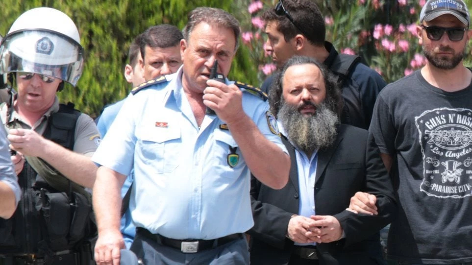Θέατρο του παραλόγου από τον Σώρρα: «Δεν ήμουν καταζητούμενος, με ψάχνατε σε λάθος διεύθυνση» – «Αφήστε με, θα σώσω την Ελλάδα»